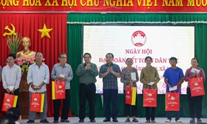 Thủ tướng dự Ngày hội Đại đoàn kết toàn dân tộc tại xã Đề Gi, tỉnh Gia Lai