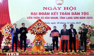 Bộ trưởng Bộ Công an Lương Tam Quang dự Ngày hội Đại đoàn kết toàn dân tộc liên thôn xã Vân Nham, tỉnh Lạng Sơn 