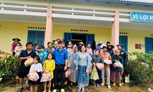 Ủy ban MTTQ Việt Nam tỉnh Khánh Hòa kịp thời hỗ trợ nhu yếu phẩm cho người dân vùng lũ