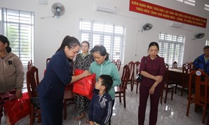 Phó Chủ tịch - Tổng Thư ký Ủy ban Trung ương MTTQ Việt Nam Nguyễn Thị Thu Hà trực tiếp đến thăm hỏi bà con vùng lũ tỉnh Khánh Hòa