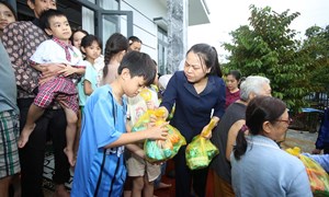 Phó Chủ tịch - Tổng Thư ký Ủy ban Trung ương MTTQ Việt Nam Nguyễn Thị Thu Hà trực tiếp đến thăm hỏi bà con vùng lũ tỉnh Khánh Hòa