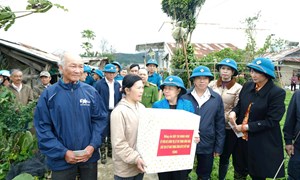 Chủ tịch Ủy ban Trung ương MTTQ Việt Nam Bùi Thị Minh Hoài thăm, động viên người dân vùng lũ Ka Đô, tỉnh Lâm Đồng