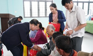 Phó Bí thư Đảng ủy MTTQ, các đoàn thể Trung ương Nguyễn Phi Long thăm hỏi, trao quà hỗ trợ người dân vùng lũ