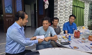 Phó Bí thư Đảng ủy MTTQ, các đoàn thể Trung ương Nguyễn Thái Học thăm hỏi, động viên nhân dân vùng lũ xã Tuy An Đông, Đắk Lắk