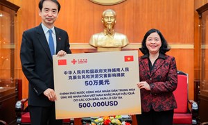 Chủ tịch Bùi Thị Minh Hoài tiếp nhận số tiền 500.000 USD từ Chính phủ Trung Quốc hỗ trợ nhân dân Việt Nam khắc phục hậu quả thiên tai, bão lũ