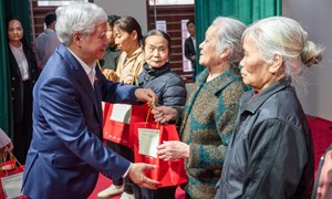 Phó Chủ tịch Thường trực Quốc hội Đỗ Văn Chiến tặng quà gia đình chính sách, người có hoàn cảnh khó khăn tỉnh Bắc Ninh 