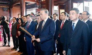 Tổng Bí thư Tô Lâm dâng hương tưởng niệm Chủ tịch Hồ Chí Minh tại Nghệ An