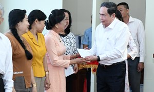 Chủ tịch Quốc hội Trần Thanh Mẫn thăm, tặng quà gia đình chính sách tại phường Bình Thủy, Cần Thơ 