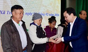 100 suất quà Tết gửi tới hộ gia đình có hoàn cảnh khó khăn trên địa bàn xã Trần Phú