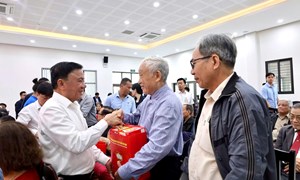 Thường trực Ban Bí thư Trần Cẩm Tú thăm, tặng quà Tết tại thành phố Đà Nẵng