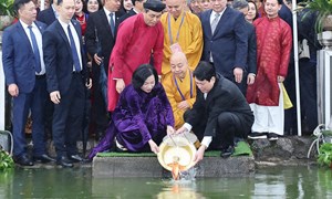 Chủ tịch nước Lương Cường cùng đại biểu kiều bào dâng hương tại Tượng đài Lý Thái Tổ và đền Ngọc Sơn