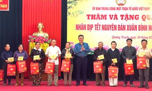 Phó Bí thư Đảng ủy MTTQ, các đoàn thể Trung ương Trần Thắng thăm, tặng quà Tết cho hộ nghèo trên địa bàn tỉnh Quảng Trị