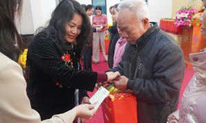 Phú Thọ: Những phần quà ý nghĩa với bà con trên địa bàn xã Văn Lang khi Tết đến, xuân về