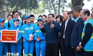 Thủ tướng Phạm Minh Chính thăm, chúc Tết công nhân vệ sinh môi trường tại Hà Nội