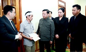 Lãnh đạo Chính phủ và Ủy ban Trung ương MTTQ Việt Nam thăm hỏi gia đình các nạn nhân vụ chìm tàu chở khách trên hồ Thác Bà