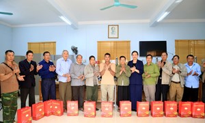 Phó Chủ tịch - Tổng Thư ký Ủy ban Trung ương MTTQ Việt Nam Hà Thị Nga tiếp xúc cử tri ở xã Khoen On, tỉnh Lai Châu