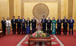 Đoàn đại biểu cấp cao Hội đồng Quốc gia Mặt trận Đoàn kết Phát triển Tổ quốc Campuchia chào xã giao lãnh đạo tỉnh Ninh Bình