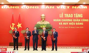 Tổng Bí thư trao Huân chương Quân công và Huy hiệu Đảng tặng các đồng chí lãnh đạo, nguyên lãnh đạo