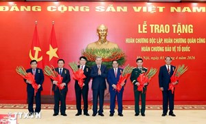 Lễ trao tặng Huân chương cao quý cho các đồng chí lãnh đạo Đảng, Nhà nước và cán bộ cấp cao