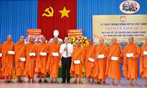 Phó Chủ tịch Hoàng Công Thủy thăm, chúc Tết Chôl Chnăm Thmây tại tỉnh Vĩnh Long