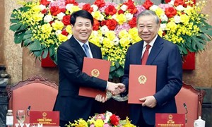 Lễ bàn giao công tác giữa Tổng Bí thư, Chủ tịch nước Tô Lâm và nguyên Chủ tịch nước Lương Cường