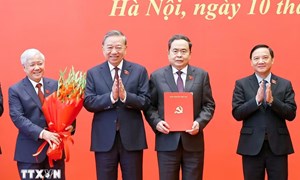 Trao Quyết định của Bộ Chính trị chỉ định Đảng ủy Quốc hội nhiệm kỳ 2025-2030 