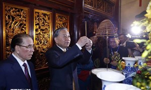 Tổng Bí thư, Chủ tịch nước Tô Lâm dâng hương tưởng niệm các Vua Hùng tại Phú Thọ
