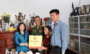 Chủ tịch Ủy ban Trung ương MTTQ Việt Nam thăm, tặng quà gia đình chính sách ở Ninh Bình