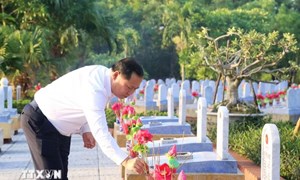 Đoàn công tác Đảng ủy MTTQ, các đoàn thể Trung ương dâng hương tri ân Anh hùng liệt sỹ tại Quảng Trị 