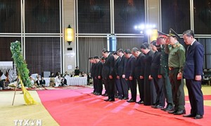 Chủ tịch Quốc hội Trần Thanh Mẫn viếng Chủ tịch Quốc hội Lào Xaysomphone Phomvihane