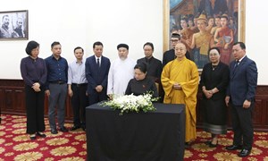 Phó Chủ tịch – Tổng Thư ký Hà Thị Nga viếng Chủ tịch Quốc hội Lào Saysomphone Phomvihane