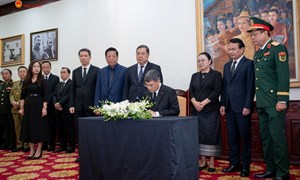Lãnh đạo Đảng, Nhà nước viếng, ghi sổ tang tưởng niệm Chủ tịch Quốc hội Lào Saysomphone Phomvihane