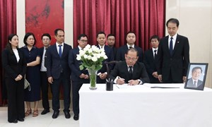 Phó Chủ tịch Hoàng Công Thủy viếng nguyên Thủ tướng Trung Quốc Chu Dung Cơ