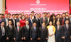 Thường trực Ban Bí thư Trần Cẩm Tú gặp gỡ cộng đồng người Việt Nam tại Singapore 