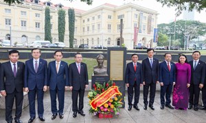 Đồng chí Thường trực Ban Bí thư Trần Cẩm Tú dâng hoa tưởng niệm Chủ tịch Hồ Chí Minh ở Bảo tàng Văn minh châu Á, Singapore