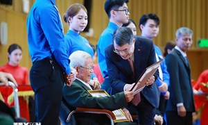Thủ tướng Lê Minh Hưng: Chăm lo tốt hơn nữa đời sống vật chất, tinh thần của các đảng viên lão thành 