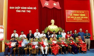 Chủ tịch Bùi Thị Minh Hoài trao Huy hiệu 80 năm tuổi Đảng cho đảng viên lão thành của tỉnh Phú Thọ