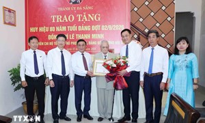 Thường trực Ban Bí thư Trần Cẩm Tú trao tặng Huy hiệu 80 năm tuổi Đảng cho đảng viên lão thành tại Đà Nẵng 