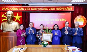 Chủ tịch Bùi Thị Minh Hoài trao tặng Huy hiệu 45 năm tuổi Đảng cho GS.TS Nguyễn Thị Doan