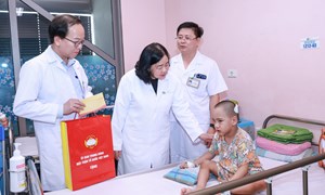 Chủ tịch Bùi Thị Minh Hoài thăm, tặng quà Trung thu cho các cháu thiếu nhi tại Bệnh viện Nhi Trung ương