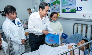 Chủ tịch Quốc hội Trần Thanh Mẫn thăm, động viên các bệnh nhi tại Bệnh viện Nhi đồng 1 Thành phố Hồ Chí Minh 