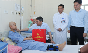 Thủ tướng trao quà của Tổng Bí thư, Chủ tịch nước Tô Lâm tặng các bệnh nhi ung thư