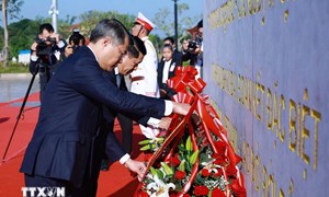 Thủ tướng Lê Minh Hưng và Thủ tướng Lào dâng hoa tưởng niệm các vị lãnh tụ hai nước 