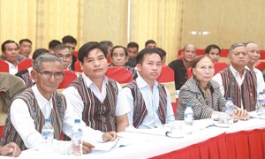 Những người ăn cơm nhà lo việc làng