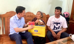 Chủ tịch Ủy ban MTTQ Việt Nam tỉnh Lai Châu thăm, tặng quà người có công, hộ nghèo, cận nghèo tại xã Sin Suối Hồ