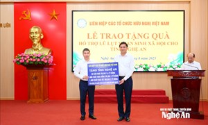 Liên hiệp Các tổ chức hữu nghị Việt Nam dâng hương tưởng niệm Chủ tịch Hồ Chí Minh và trao ủng hộ nhân dân tỉnh Nghệ An