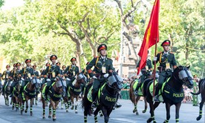 Người dân hoà mình cùng nhạc hội Cảnh sát thế giới 2025 tại phố đi bộ hồ Hoàn Kiếm
