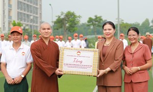 Phó Chủ tịch Ủy ban Trung ương MTTQ Việt Nam Hà Thị Nga động viên Khối đại đoàn kết toàn dân tộc tham gia diễu hành A80