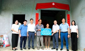 Cao Bằng: Trao kinh phí hỗ trợ xóa nhà tạm, nhà dột nát cho hộ nghèo xã Đức Long