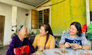 Ủy ban MTTQ Việt Nam tỉnh Kon Tum thăm, tặng quà cho người có công